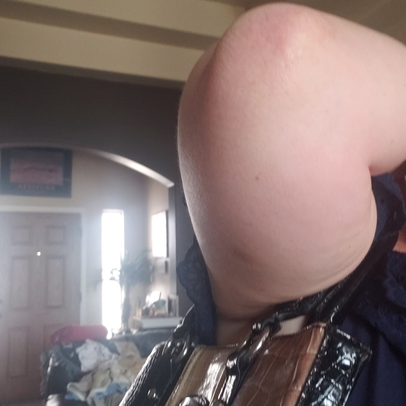 Guess medium pleather purse - Picture 2 of 7